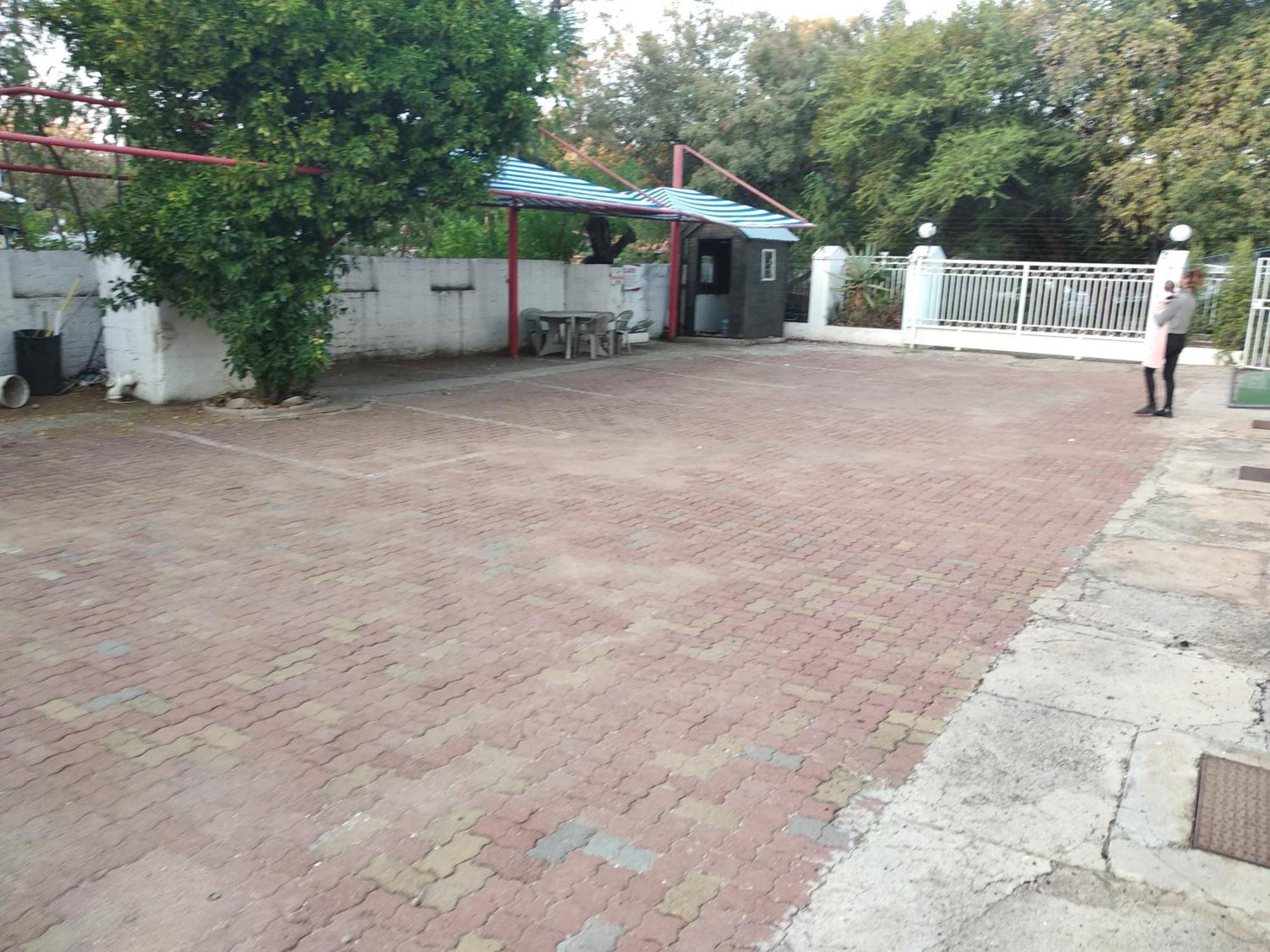 Brackendene Lodge Габороне Екстериор снимка