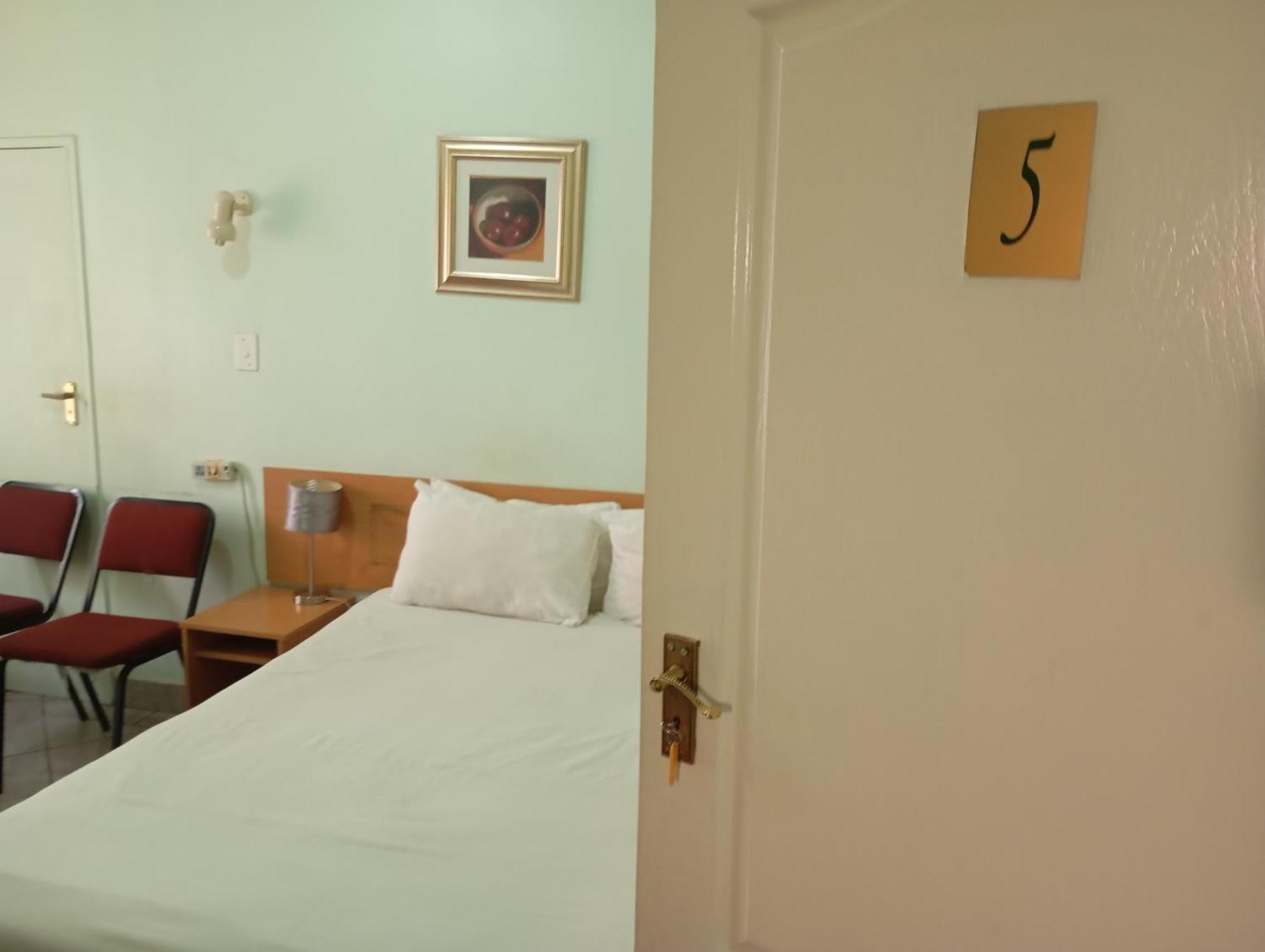 Brackendene Lodge Габороне Екстериор снимка